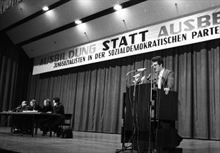 The Young Socialists had invited to a congress for apprentices on 28 November 1970 in Duesseldorf under the motto: Training instead of exploitation. Kartsen Voigt 8 at the lectern)