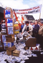 Bonn. DGB protest action at the Ministry of Labour with handover of ballot papers on the issue of restricting action Strike on 17. 4. 1986