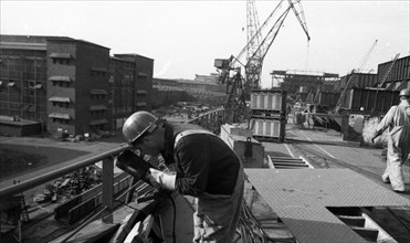 Work at the Port of Hamburg and Howaldtswerke Hamburg