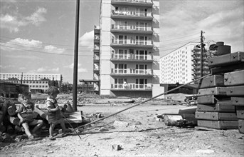 The picture was taken between 1965 and 1971 and shows a photographic impression of everyday life in this period of the GDR. Berlin