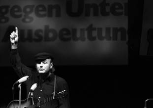 The artist and cabaret artist Dietrich Kittner on 08. 10. 1971 on the occasion of the 10th anniversary of the music publishing house Plaenein Dortmund