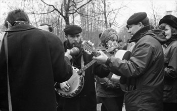The peace movement demonstrated in Bonn on 16. 6. 1965 against the emergency laws and nuclear weapons. Song group Doie Conrads