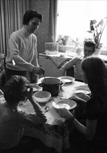 The everyday life of a family of a worker with three children on 18. 4. 1972 in Gelsenkirchen. Midday meal