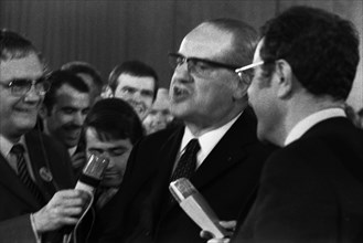 The Election Night 1969 on 28. 9. 1969 in Bonn . Journalists besiege SPD politician Herbert Wehner