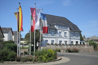 Hotel Restaurant Nassauer Hof with flags at the roundabout