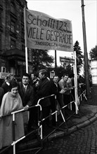 The second meeting of Federal Chancellor Willy Brandt with GDR MP Willi Stoph on 21 May 1971 in Kassel was accompanied by a large number of statements for and against the Brandt government's policy of...
