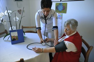 The visit of the doctor's assistant to the elderly or sick relieves the practice owner of routine tasks such as measuring blood pressure