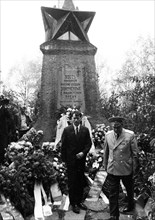 Left and peace movement committed flowers for Stukenbrock at the graves of Soviet war victims of the Nazi regime as a sign of reconciliation here on 4. 9. 1971 in Stukenbrock near Bielefeld