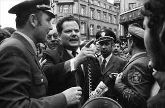 The second meeting of Chancellor Willy Brandt with GDR MP Willi Stoph on 21 May 1971 in Kassel was accompanied by a large number of statements for and against the Brandt government's policy of detente...