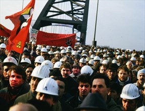 Du-Rheinhausen. Steelworkers of the Krupp steelworks fight for their jobs in 1987 and occupied the Rhine bridge