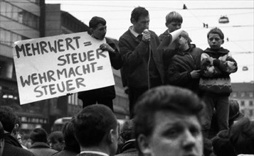 Students of all school types and ages in the Ruhr area in the years 1965 to 1971 jointly oppose price increases in local transport in the Ruhr cities