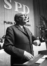 The SPD rally for the ratification of the East German treaties on 23 April 1972 in the Westfalenhalle in Dortmund. Heinz Kuehn at the speaker's desk
