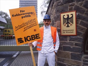 Bonn. Ruhr miners protest to save jobs in the coalfields 19. 4. 1989 around the Ministry of Economic Affairs