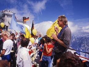 From Flensburg to the Zugspitze. Athletes demonstrate for peace and against nuclear weapons. 11. 6. 1987 Start of relay