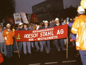 In the pre-Christmas period with its demands to the employers with the reduction of working time. here on 28. 11. 1990 at Hoesch AG Westfalenhuette