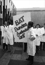 Hospital doctors demonstrated in Dortmund for higher salaries and against time overload in the service on 23 September 1971