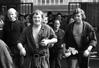 Many workers at the Opel factory in Bochum - here on 23 August 1973 - also took part in the wildcat strikes that swept through many parts of the Ruhr region. Shift change of the non-strikers