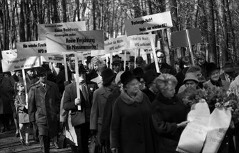 Good Friday 1945 the forest in Rombergpark was a place of crime. The commemoration of the Nazi crimes here on 23. 3. 1967 in Dortmund Bittermark a demonstration against neo-Nazism