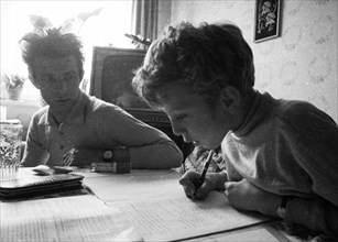 The everyday life of a family of a worker with three children on 18. 4. 1972 in Gelsenkirchen. Schoolchildren's homework