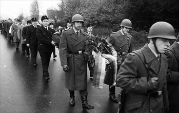 A meeting of the traditional associations of the Waffen- SS to honour their dead of the 6th SS Division North on 14. 11. 1971 in Hunrueck was accompanied by the Bundeswehr with officers and a squad of...
