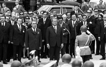 The visit of CPSU party leader Leonid Brezhnev to the Federal Republic of Germany - here in Cologne-Bonn on 22 May 1973 - is concluded with full military honours by Federal Chancellor Willy Brandt. Wi...