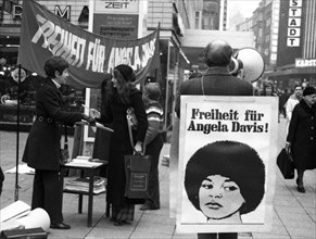 Collection of signatures and protest for the release of US-saenger Angela Davis on 22. 1. 1972 on the Dortmunder Westenhellweg