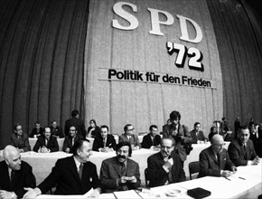 The SPD rally for the ratification of the East German treaties on 23 April 1972 in the Westfalenhalle in Dortmund. f. l. t. r. Walter Arendt