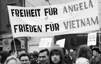 The peace movement's 1972 spring campaign addressed the public primarily with the demand for ratification of the Eastern treaties on 1. 4. 1972. Gelsenkirchen