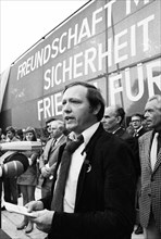 The visit of the Soviet head of state and party Leonid Brezhnev to Bonn from 18-22 May 1973 was a step towards easing tensions in the East-West relationship by Willy Brandt. Demo of friends and oppone...