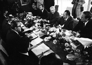 Delegations from the GDR with its leader Michael Kohl and from the Federal Republic with Egon Bahr as the Federal Republic's representative met in Bonn on 6. 4. 1972 to discuss intra-German treaties. ...