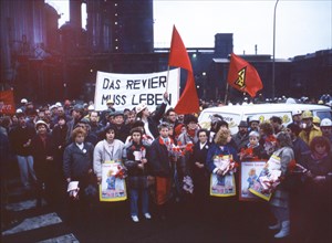 Hattingen. Demonstration in front of the Henrichshuette steelworks in 1988. The coalfield must live