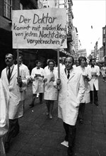 Hospital doctors demonstrated in Dortmund for higher salaries and against time overload in the service on 23 September 1971