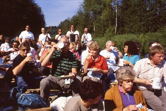 Wolfratshausen. Doctors were invited to a raft trip on the Isar on 31 May 1990