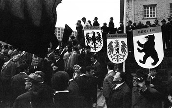 The second meeting of Federal Chancellor Willy Brandt with GDR MP Willi Stoph on 21 May 1971 in Kassel was accompanied by a large number of statements for and against the Brandt government's policy of...
