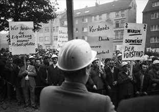 4000 workers of the steelworks Suedwestfalen AG took to the streets in Hagen on 4 October 1971 to protest for their jobs