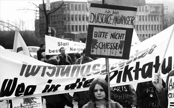 The activities of the peace movement in the Ruhr area in the years 1965 to 1971. Easter March Ruhr 1966
