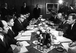 Delegations from the GDR with its leader Michael Kohl and from the Federal Republic with Egon Bahr as the Federal Republic's representative met in Bonn on 6. 4. 1972 to discuss intra-German treaties. ...
