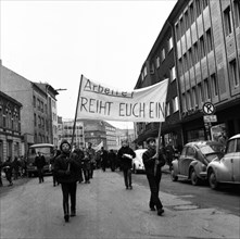 Students of all school types and ages in the Ruhr area in the years 1965 to 1971 jointly oppose price increases in local transport in the Ruhr cities