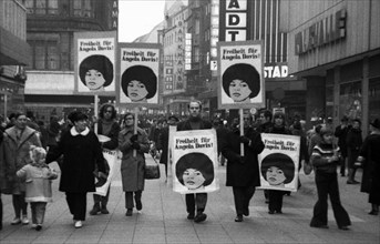 Collection of signatures and protest for the release of US-saenger Angela Davis on 22. 1. 1972 on the Dortmunder Westenhellweg