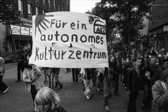Several hundred left-wing autonomists demonstrated in the Ruhr area for an autonomous youth centre in their city