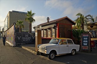 Trabi at a snack bar with palm trees at the egg cooling house