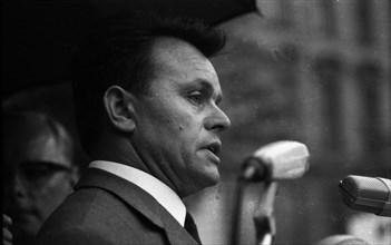 IG Metall reacted to the federal government's emergency laws in 1968 with a youth emergency report congress and demonstrations in Duisburg. Georg Benz at the lectern