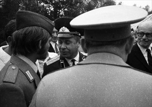 Leftists and the peace movement laid flowers for Stukenbrock at the graves of Soviet war victims of the Nazi regime as a sign of reconciliation here on 4. 9. 1971 in Stukenbrock near Bielefeld. Recrui...