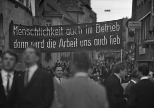 Against the emergency laws and for a respect of nuclear weapons a demonstration of the Industriegeselschaft Metall