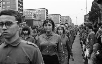 The picture was taken between 1965 and 1971 and shows a photographic impression of everyday life in this period of the GDR. Karl-Marx-Stadt
