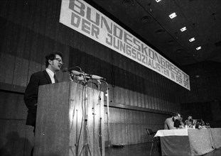 The Federal Congress '72 of the Young Socialists in the SPD in Oberhausen on 26 February 1972. Karsten Voigt at the lectern