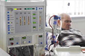 Kidney failure is a serious disease. The function of the kidneys is taken over in the dialysis centre by equipment that enables these patients to survive. Doctors