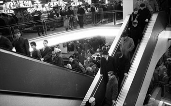 Photos and events from the Ruhr area in the years 1965 to 1971. Department shop staircases