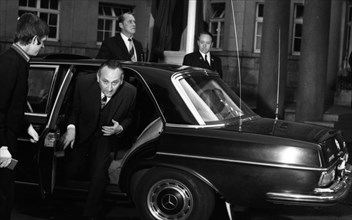 The visit of the Soviet head of state and party leader Leonid Brezhnev to Bonn from 18-22 May 1973 was a step towards easing tensions in the East-West relationship by Willy Brandt. Egon Bahr car at Gy...