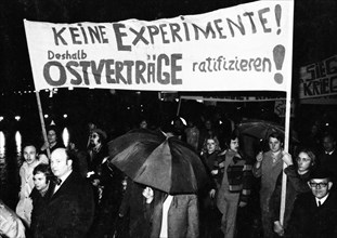 Supporters and friends of the SPD/FDP government coalition demonstrated in Bonn on 26 April 1972 with a torchlight march and rally in favour of the government and the ratification of the Eastern treat...